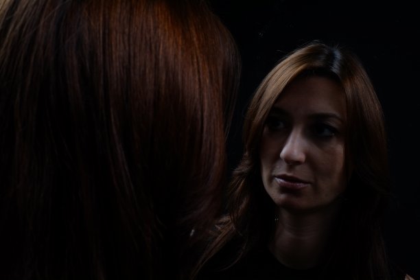 镜子前的女人图片下载