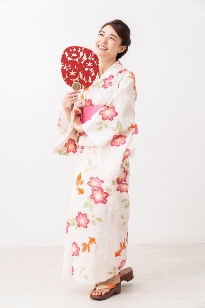 亚洲妇女穿着传统的日本夏季休闲和服称为“浴衣”。图片下载