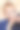 金发小男孩打喷嚏或擤鼻涕，妈妈帮他的手。眯着眼睛，皱着眉头，脸颊酥脆，可怜的病宝宝。图片下载