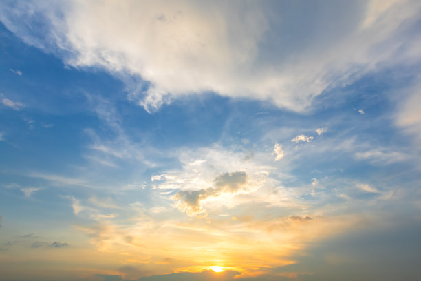 蓝色明亮和桔黄色戏剧性的日落天空在农村纹理背景。图片下载