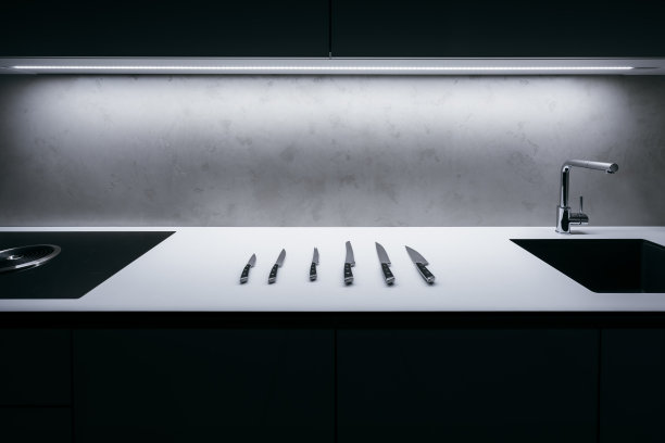 白色厨房台面和一套厨房刀具图片下载