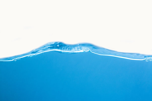 干净的蓝色海浪孤立在白色的背景图片下载