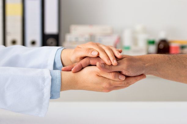 医生握着病人的手素材图片