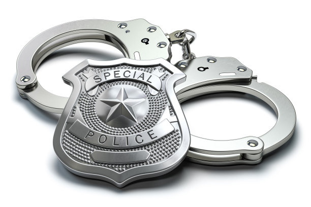 特殊的警徽和手铐被隔离在白色背景上。执法和安全。图片下载