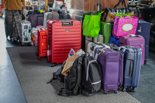 堆积在酒店礼宾部的行李。图片下载