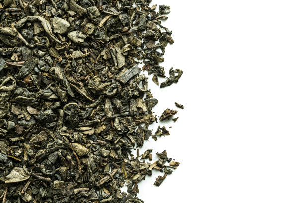 白色背景上孤立的绿茶干叶图片下载