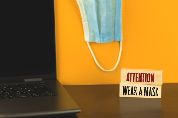 新常态工作场所用医用口罩提醒佩戴，木桩上题字，木块图片下载