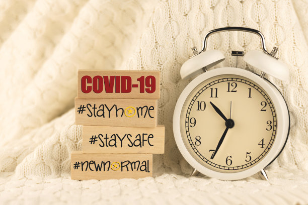 “待在家里”主题标签背景用木栓和文字，“待在安全的地方”和“新常态”标语，“新冠肺炎大流行”，“温馨的家”图片下载