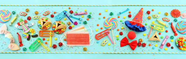 普里节庆祝概念(犹太狂欢节节日)在蓝色的背景。俯视图，平放。冠状病毒预防理念、医用口罩图片下载