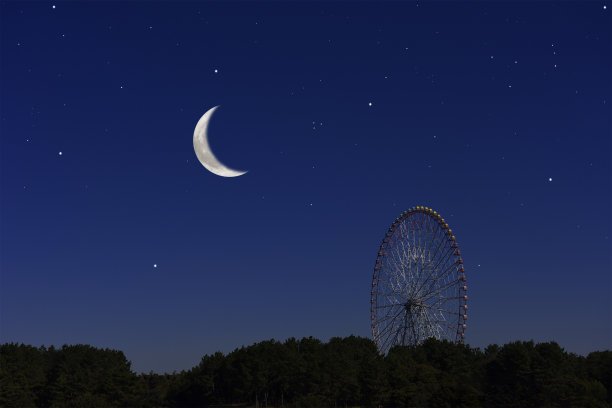 新月从摩天轮上升起图片下载