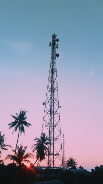 塔下天空的颜色渐变图片下载