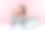 微笑充满活力的女办公室职员指着纸杯和饮料坐在工作的笔记本电脑，喝咖啡来激励图片下载