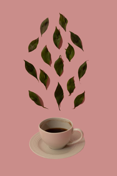 在鲜艳的粉红色背景上，一杯蒸汽咖啡。图片下载