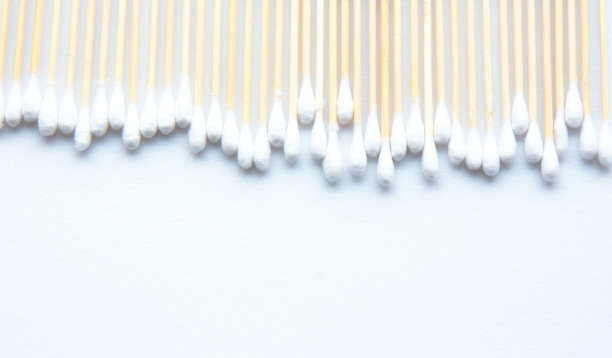 白色背景上的竹棉签。图片下载