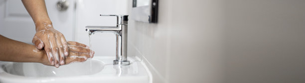 人们在水槽里洗手。图片下载