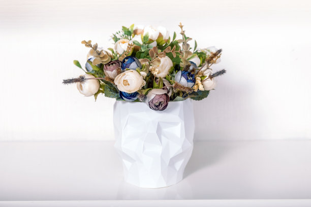 花束在低聚头骨在光的背景。家庭装饰在最小的空虚风格。万圣节假期的创意概念图片下载