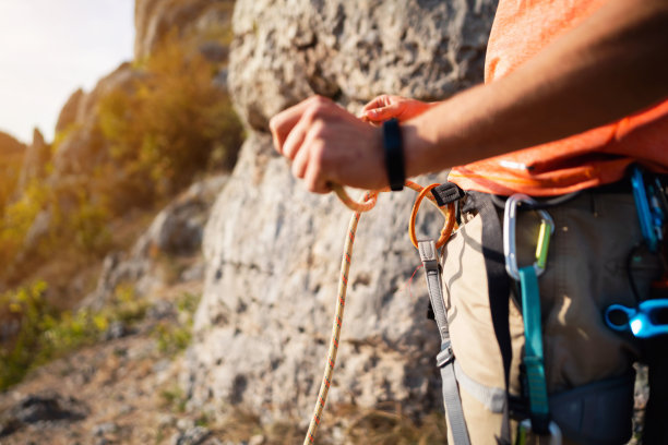 侧视图，一个不认识的人准备攀登，同时与攀登绳结图片下载