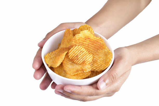 碗满薯片在手孤立的白色背景与剪切路径图片下载