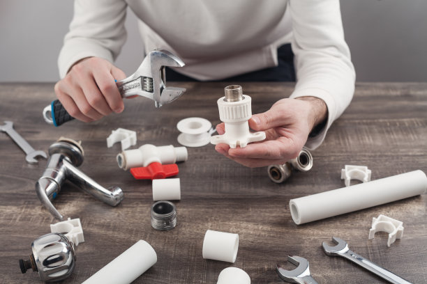 管工手扳手和管道工具。图片下载