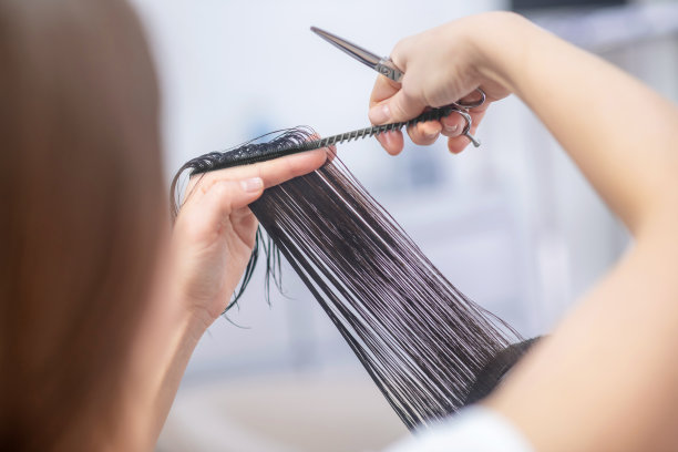 手握头发和剪刀的特写图片图片下载