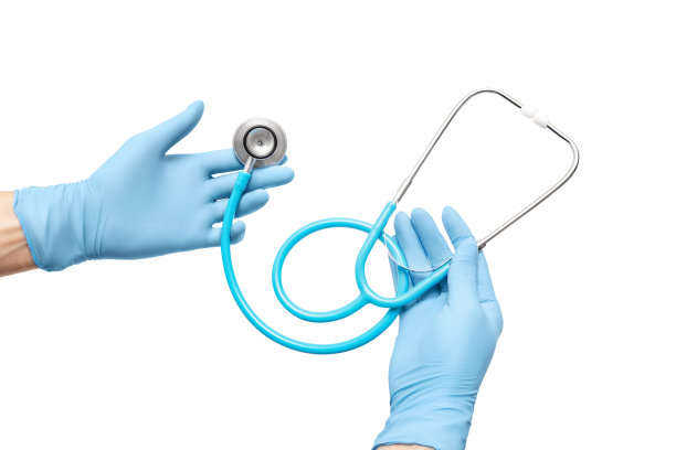 医生的手上戴着防护手套，拿着听诊器。这是一种医学工具，用来听病人的心律不齐和肺里的噼啪声图片下载
