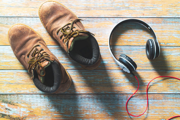 深棕色皮鞋，卡其布裤子和配件在木背景与copyspace，男士休闲衣服图片下载