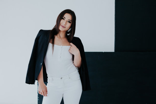 美丽时尚的女商人穿着黑白衣服在办公室图片下载