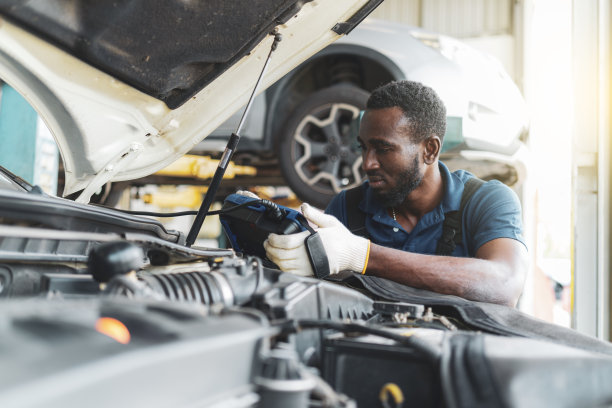 在车库里工作的非洲机械师图片下载