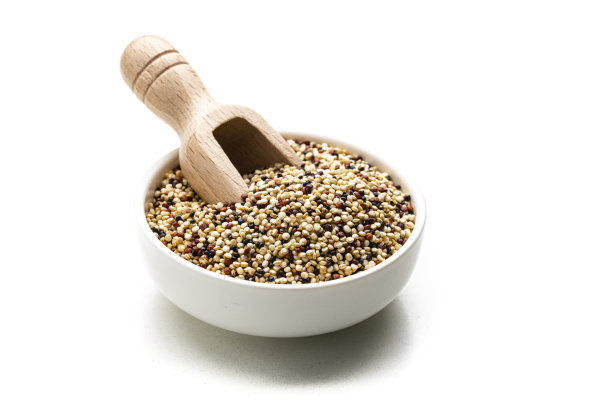 混合红色，黑色和白色的藜麦种子孤立的白色背景。本空间图片下载