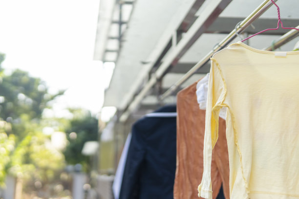 孩子们的衣服挂在阳台上图片下载