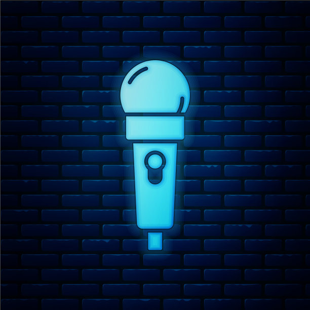 发光的霓虹灯麦克风图标隔离在砖块上图片下载