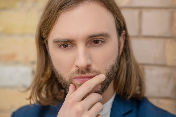 年轻男子的特写脸与聪明的样子图片下载