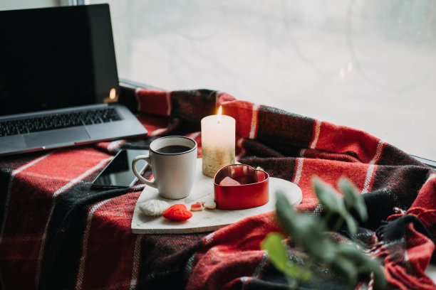 冠状病毒爆发期间的情人节想法。在笔记本电脑上通过视频电话在线庆祝情人节。冠状病毒时代的爱图片下载