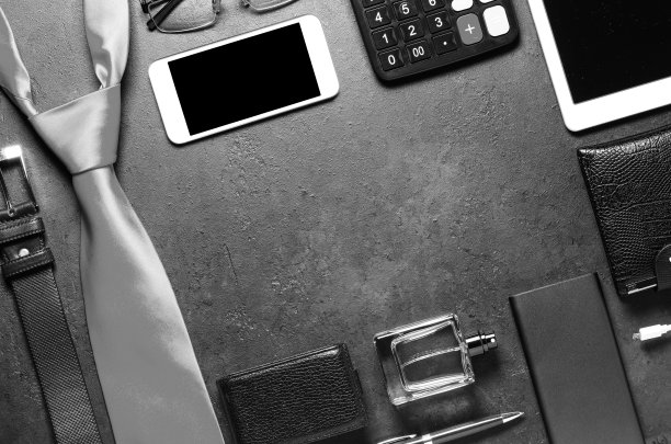 黑色混凝土背景下的男士配饰。现代成功人士的概念图片下载