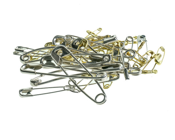 安全别针在白色背景上图片下载