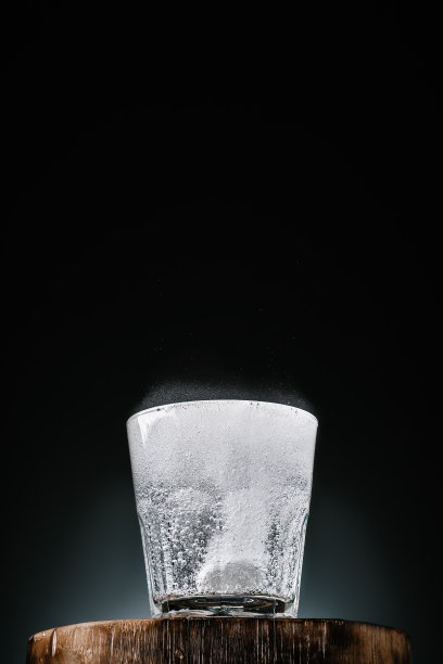 一杯含有维他命C的清水，特写镜头，带有拷贝空间的深色背景，选择性聚焦。泡腾片溶解后水会沸腾。服用维生素，预防健康图片下载