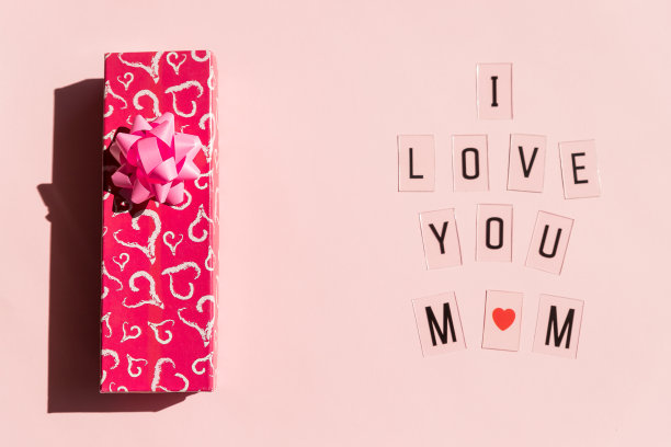 粉红色背景的母亲节贺卡。我爱妈妈，妈妈短信，节日概念。母爱，母亲节快乐，一家人好。本空间图片下载