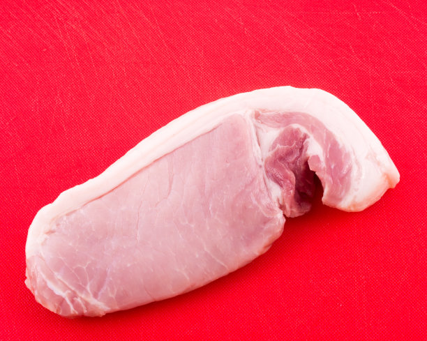 红切板上的生猪肉片图片下载