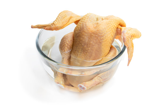 生的全玉米饲养在透明的玻璃碗白色背景隔离图片下载