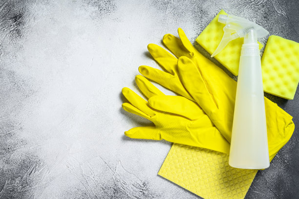 浴室和厕所黄色清洁概念，家居清洁，卫生，春季，家务，清洁用品。白色背景。前视图。本空间图片下载