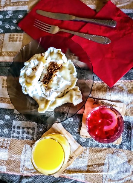 Vareniki配法式芥末和清爽饮料图片下载