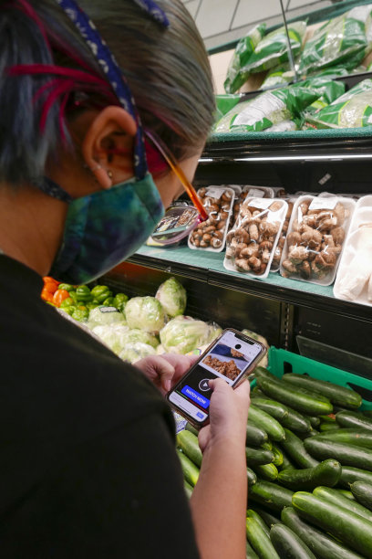 年轻的亚洲女人购买新鲜农产品图片下载