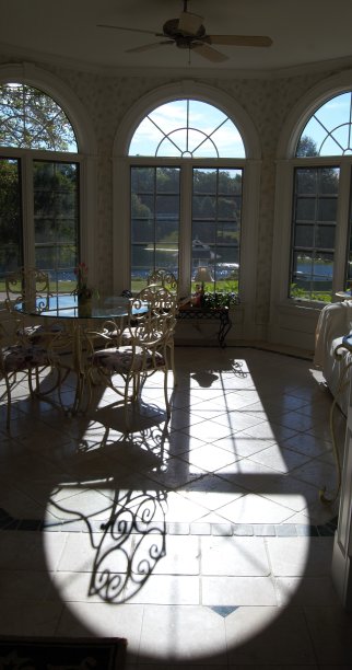 阳光明媚的早晨，在花园房间图片下载