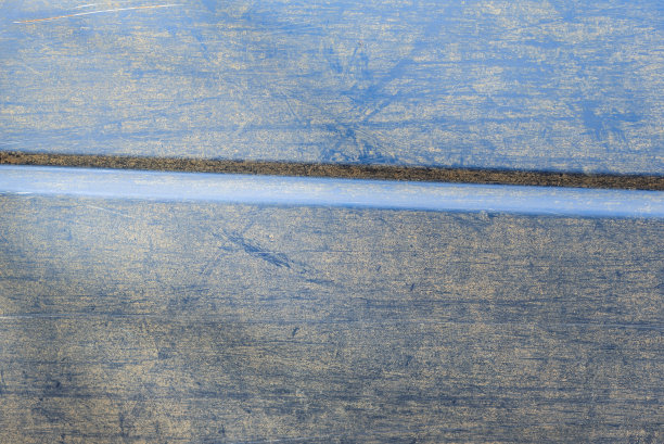 废弃的旧蓝色汽车车身门上生锈的金属纹理、划痕和损坏的油漆接近了东欧保加利亚的自然污染法律概念图片下载