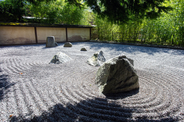 石花园在Kaiserslautern日本花园。砾石上的几何形状的极简花园图片下载