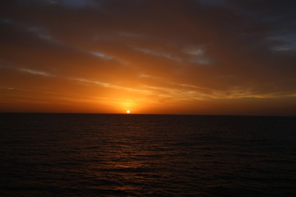 太阳落在北海图片下载