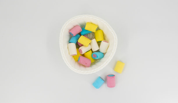 白色花瓶和彩色棉花糖图片下载