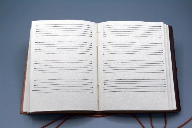 在讲台上打开笔记本图片下载