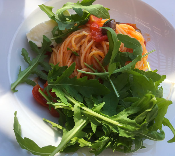 美味的蕃茄意面，上面有波纹图片下载