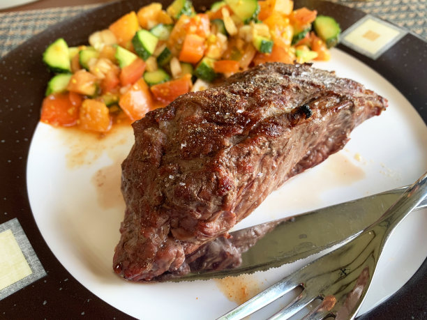 烤牛排配蔬菜。图片下载